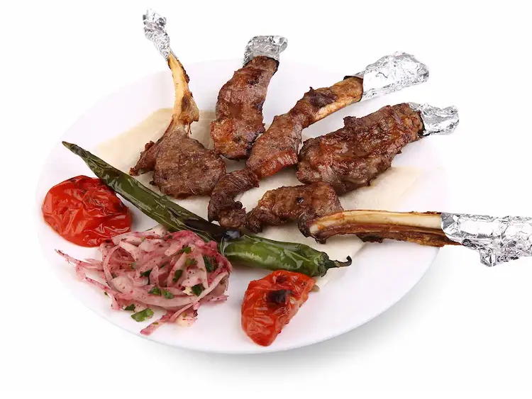 Costiîțe de miel kuzu pirzola